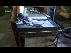 قاعدة كرسي دوار معدني إرغونيمي أسفل مكتب الألومنيوم الأسود