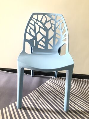 سعر جيد كرسي بلاستيك حديث قابل للتكديس يتميز بأبعاد المقعد 45 ارتفاع 42 عرض 40 عمق سم مثالي لقاعات المناسبات وقاعات الولائم وصالات الانتظار الانترنت